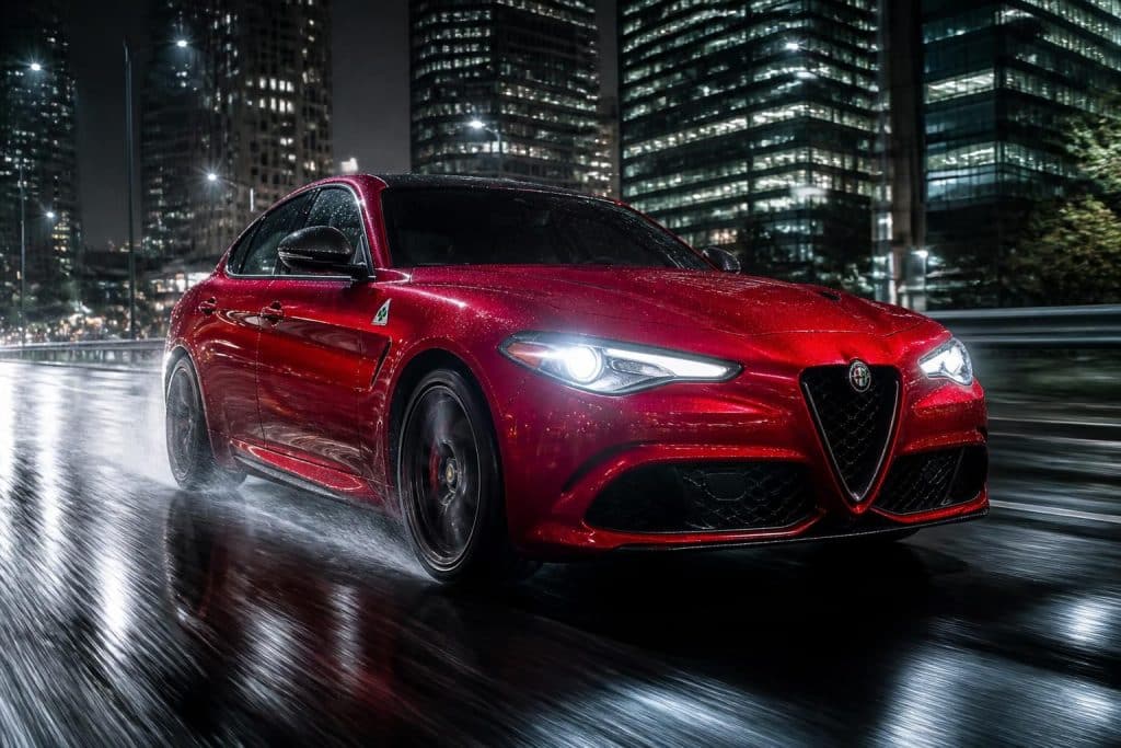 découvrez l'alfa romeo 6 underground avec la giulia quadrifoglio, une expérience palpitante au cœur de l'action alliant performance et style italien.