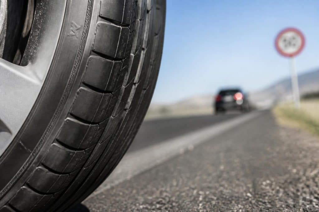 découvrez la signification de l'indice de vitesse pneu w et la vitesse maximale autorisée pour garantir sécurité et performance sur la route.