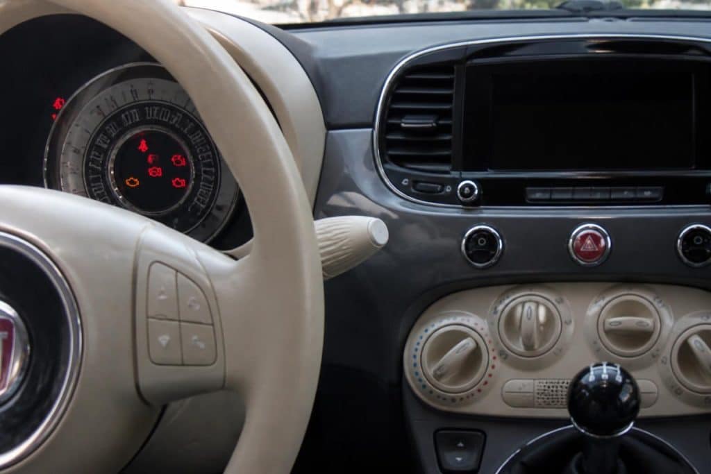 découvrez la signification des voyants de votre fiat 500 et trouvez des solutions rapides pour assurer votre sécurité et le bon fonctionnement de votre véhicule.