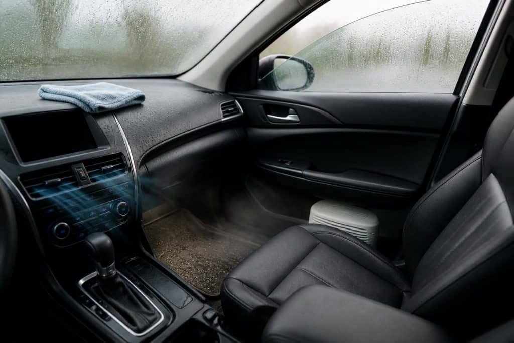 découvrez les causes courantes de la condensation à l'intérieur de votre voiture et les solutions efficaces pour y remédier rapidement et durablement.