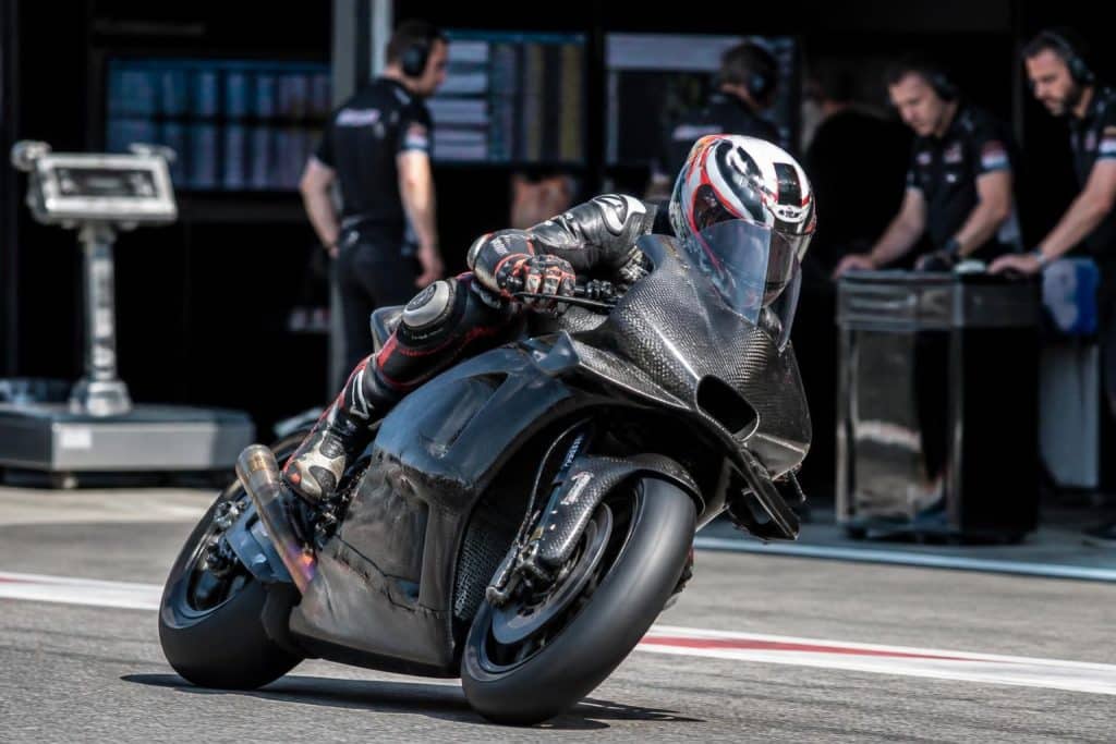 découvrez la réglementation sur le poids en motogp, son impact sur les performances des pilotes et les chiffres clés à connaître pour mieux comprendre cette composante essentielle de la course.