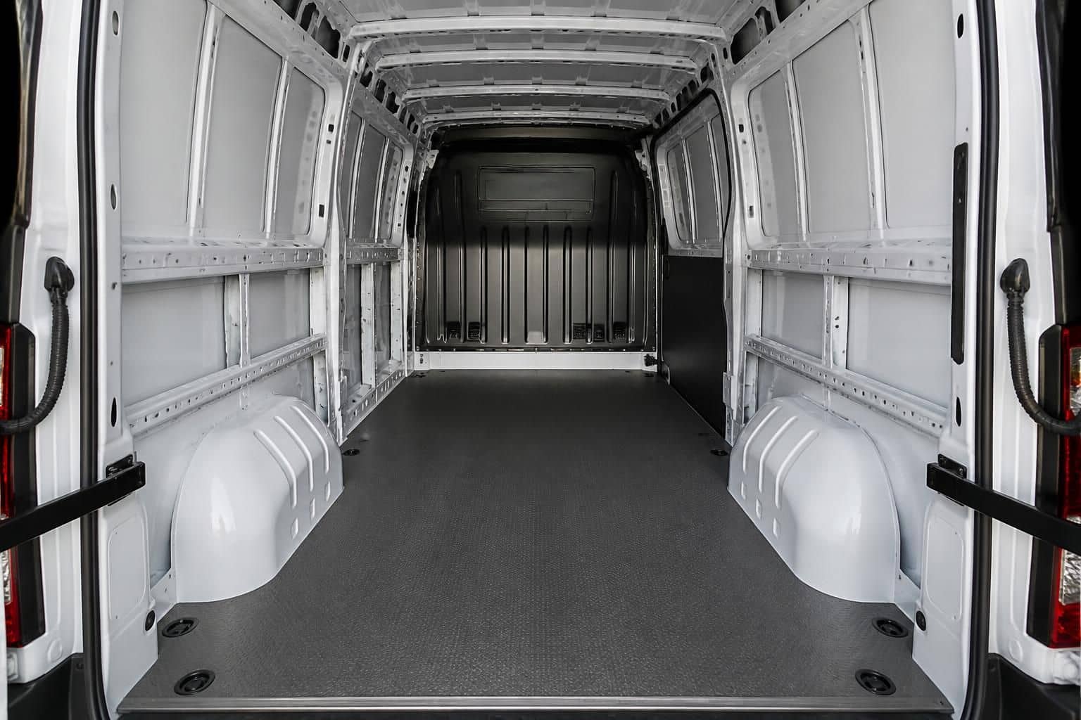 découvrez les dimensions intérieures du renault master l2h2, incluant la longueur, la largeur et la hauteur utiles pour optimiser votre espace de chargement.